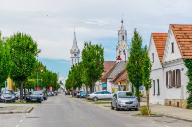 MORBISCH AM See, AUSTRIA, 17 Haziran 2016: Morbisch am ana cadde görüntüsü Avusturya 'da hayal kırıklığına uğramış köye yakın bakınız.