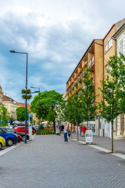 SOPRON, HUNGARY, 17 Haziran 2016: Macaristan 'ın Sopron kentinin tarihi merkezini çevreleyen Varkerulet ana bulvarının manzarası.