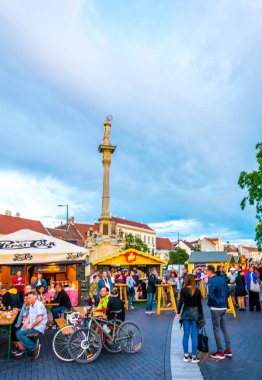 SOPRON, HUNGARY, 17 Haziran 2016: Macaristan 'ın Sopron kentinin tarihi merkezini çevreleyen Varkerulet ana bulvarının manzarası.