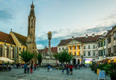 SOPRON, HUNGARY, 17 HAZİRAN 2016: İnsanlar Sopron - Fo ter 'in ana meydanında toplanıyor - Macaristan' ın ünlü yangın kulesi de dahil olmak üzere - çeşitli simgelerle çevrili