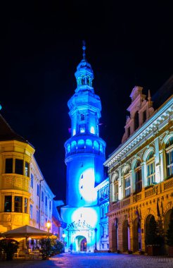 SOPRON, HUNGARY, 17 Haziran 2016: Macaristan Sopron, Macaristan 'da gece boyunca yangın kulesinin manzarası
