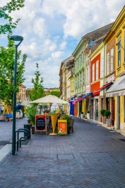 SOPRON, HUNGARY, 17 Haziran 2016: Macaristan 'ın Sopron kentinin tarihi merkezini çevreleyen Varkerulet ana bulvarının manzarası.