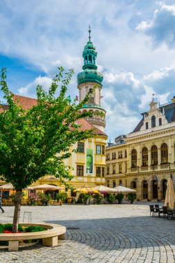 SOPRON, HUNGARY, 18 Haziran 2016: Macaristan 'ın Sopron kentindeki yangın kulesi ve belediye binasının manzarası