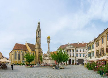 SOPRON, HUNGARY, 18 HAZİRAN 2016: Fo ter - Macar şehrinin Sopron ana meydanı Kutsal Üçlü Sütun ve Keçi Kilisesi dahil