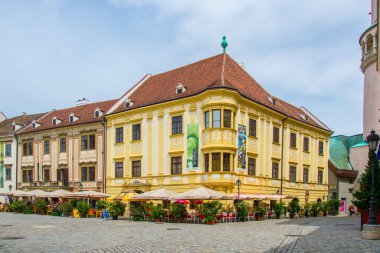 SOPRON, HUNGARY, 18 Haziran 2016: Fo ter 'in manzarası - Macar şehri Sopron' un ana meydanı