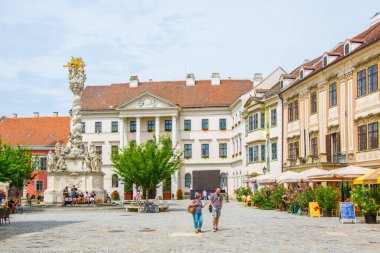 SOPRON, HUNGARY, 17 HAZİRAN 2016: Aydınlatılmış Fo ter - Macar şehri Sopron 'un ana meydanı, kutsal üçleme sütunu ve Sopron müzesi