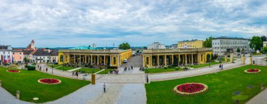EISENSTADT, AUSTRIA, 18 Haziran 2016: Burgenland bölgesinin başkenti Avusturya 'nın Eisenstadt kentindeki ünlü Esterhazy sarayının önündeki yeşil meydanın manzarası.