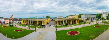 EISENSTADT, AUSTRIA, 18 Haziran 2016: Burgenland bölgesinin başkenti Avusturya 'nın Eisenstadt kentindeki ünlü Esterhazy sarayının önündeki yeşil meydanın manzarası.