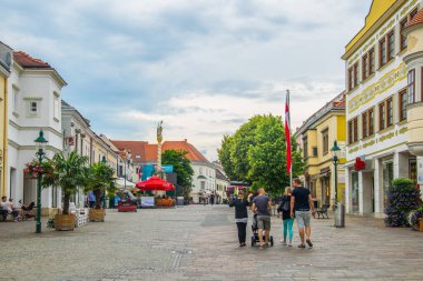 EISENSTADT, AUSTRIA, 18 Haziran 2016: Avusturya 'nın Eisenstadt kentinin ana caddesi olan Hauptstrasse' nin Haziran ayında yaz haftasonu manzarası. Sokak ünlü Esterhazy Sarayı 'na çıkar.