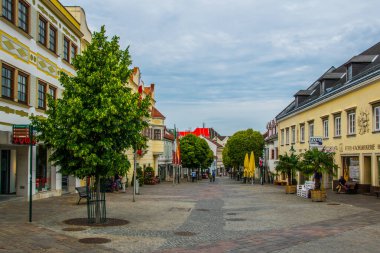 EISENSTADT, AUSTRIA, 18 Haziran 2016: Avusturya 'nın Eisenstadt kentinin ana caddesi olan Hauptstrasse' nin Haziran ayında yaz haftasonu manzarası. Sokak ünlü Esterhazy Sarayı 'na çıkar.