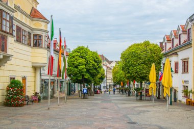 EISENSTADT, AUSTRIA, 18 Haziran 2016: Avusturya 'nın Eisenstadt kentinin ana caddesi olan Hauptstrasse' nin Haziran ayında yaz haftasonu manzarası. Sokak ünlü Esterhazy Sarayı 'na çıkar.