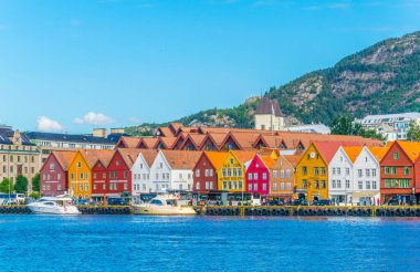 BERGEN, NORway, 22 AĞUSTOS 2016: Norveç 'in Bergen kentindeki tarihi bir ahşap bölge Bryggen manzarası.