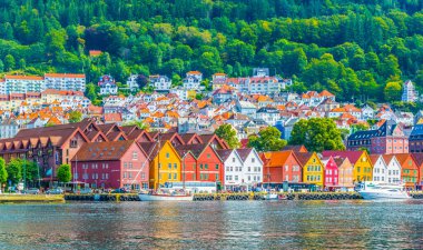 BERGEN, NORway, 22 AĞUSTOS 2016: Norveç 'in Bergen kentindeki tarihi bir ahşap bölge Bryggen manzarası.