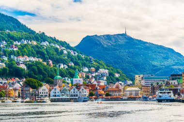 BERGEN, NORway, 22 AĞUSTOS 2016: Norveç 'in Bergen kentindeki tarihi bir ahşap bölge Bryggen manzarası.