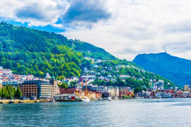BERGEN, NORway, 22 AĞUSTOS 2016: Norveç 'in Bergen kentindeki tarihi bir ahşap bölge Bryggen manzarası.