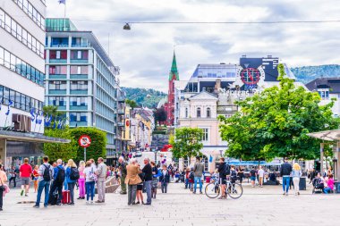 BERGEN, NORway, 22 AĞUSTOS 2016: Norveç 'in Bergen kentinin şehir merkezinden insanlar geçiyor.