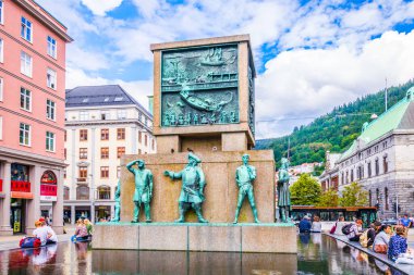 BERGEN, NORway, 22 AĞUSTOS 2016: Norveç 'in merkezindeki Bergen kentindeki Denizci Anıtı.