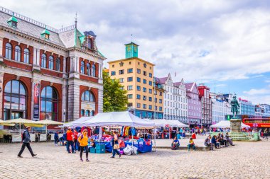 BERGEN, NORway, 22 AĞUSTOS 2016: Norveç 'in Bergen kentinin şehir merkezinde bir pazar manzarası.