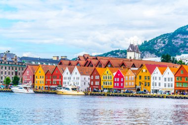 BERGEN, NORway, 22 AĞUSTOS 2016: Norveç 'in Bergen kentindeki tarihi bir ahşap bölge Bryggen manzarası.
