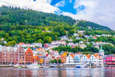 BERGEN, NORway, 22 AĞUSTOS 2016: Norveç 'in Bergen kentindeki tarihi bir ahşap bölge Bryggen manzarası.
