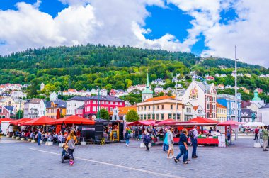 BERGEN, NORway, 22 AĞUSTOS 2016: Norveç 'in Bergen kentinin şehir merkezinde bir pazar manzarası.