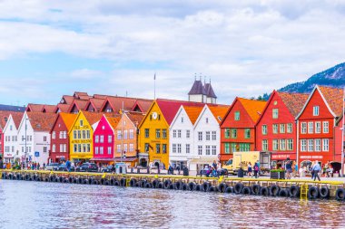 BERGEN, NORway, 22 AĞUSTOS 2016: Norveç 'in Bergen kentindeki tarihi bir ahşap bölge Bryggen manzarası.