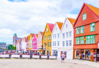 BERGEN, NORway, 22 AĞUSTOS 2016: Norveç 'in Bergen kentindeki tarihi bir ahşap bölge Bryggen manzarası.