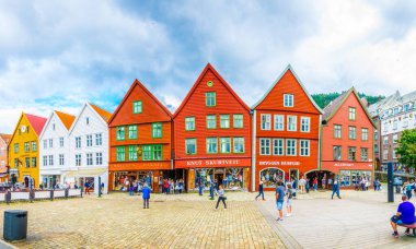 BERGEN, NORway, 22 AĞUSTOS 2016: Norveç 'in Bergen kentindeki tarihi bir ahşap bölge Bryggen manzarası.