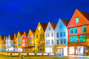 BERGEN, NORway, 22 AĞUSTOS 2016: Norveç 'in Bergen kentindeki tarihi ahşap Bryggen bölgesinin gece manzarası.