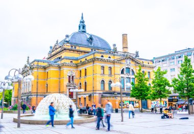 OSLO, NORway, 24 AĞUSTOS 2016: Norveç 'in başkenti Oslo' daki Ulusal Tiyatro önünde insanlar geziniyor