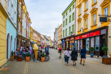 KROMERIZ, CZECH REPUBLIC, 15 Nisan 2016: Czech kentindeki bir alışveriş caddesinin görüntüsü.