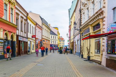 KROMERIZ, CZECH REPUBLIC, 15 Nisan 2016: Czech kentindeki bir alışveriş caddesinin görüntüsü.