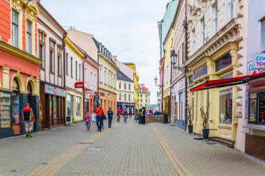 KROMERIZ, CZECH REPUBLIC, 15 Nisan 2016: Czech kentindeki bir alışveriş caddesinin görüntüsü.