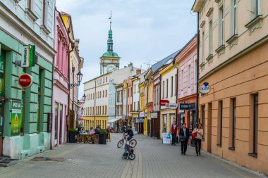 KROMERIZ, CZECH REPUBLIC, 15 Nisan 2016: Czech kentindeki bir alışveriş caddesinin görüntüsü.