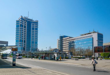 OLOMOUC, CZECH REPUBLIC, 16 Nisan 2016: Czech kenti Olomouc 'taki ana tren ve otobüs durağının önündeki meydan.