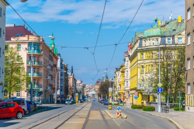 OLOMOUC, CZECH REPUBLIC, 16 Nisan 2016: Çek Cumhuriyeti 'nin Olomouc kentinin merkezinde bir caddenin görüntüsü.