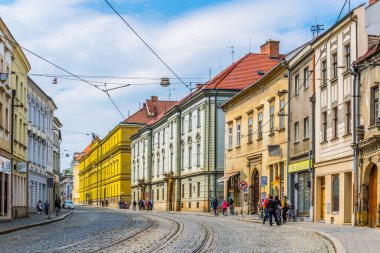 OLOMOUC, CZECH REPUBLIC, 16 Nisan 2016: Çek Cumhuriyeti 'nin Olomouc kentinin merkezinde bir caddenin görüntüsü.