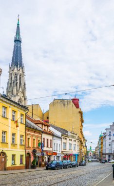 OLOMOUC, CZECH REPUBLIC, 16 Nisan 2016: Çek Cumhuriyeti 'nin Olomouc kentinin merkezinde bir caddenin görüntüsü.