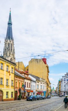 OLOMOUC, CZECH REPUBLIC, 16 Nisan 2016: Çek Cumhuriyeti 'nin Olomouc kentinin merkezinde bir caddenin görüntüsü.