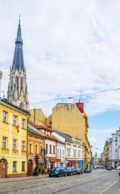 OLOMOUC, CZECH REPUBLIC, 16 Nisan 2016: Çek Cumhuriyeti 'nin Olomouc kentinin merkezinde bir caddenin görüntüsü.