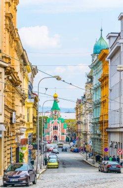 OLOMOUC, CZECH REPUBLIC, 16 Nisan 2016: Sonunda Aziz Gozard Kilisesi ile Çekler şehrinin merkezinde bir caddenin görüntüsü.
