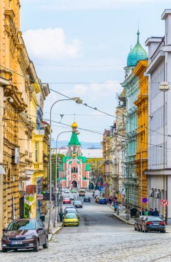 OLOMOUC, CZECH REPUBLIC, 16 Nisan 2016: Sonunda Aziz Gozard Kilisesi ile Çekler şehrinin merkezinde bir caddenin görüntüsü.