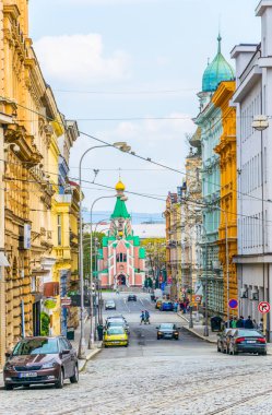 OLOMOUC, CZECH REPUBLIC, 16 Nisan 2016: Sonunda Aziz Gozard Kilisesi ile Çekler şehrinin merkezinde bir caddenin görüntüsü.