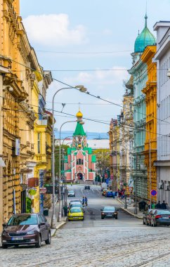 OLOMOUC, CZECH REPUBLIC, 16 Nisan 2016: Sonunda Aziz Gozard Kilisesi ile Çekler şehrinin merkezinde bir caddenin görüntüsü.