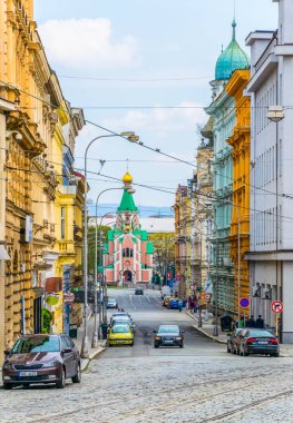 OLOMOUC, CZECH REPUBLIC, 16 Nisan 2016: Sonunda Aziz Gozard Kilisesi ile Çekler şehrinin merkezinde bir caddenin görüntüsü.