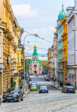 OLOMOUC, CZECH REPUBLIC, 16 Nisan 2016: Sonunda Aziz Gozard Kilisesi ile Çekler şehrinin merkezinde bir caddenin görüntüsü.