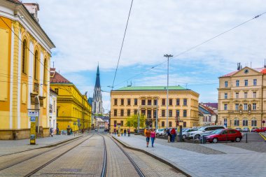 OLOMOUC, CZECH REPUBLIC, 16 Nisan 2016: Çeçenistan 'ın merkezindeki Olomouc Katedrali' nin sonunda Aziz Wencelas Katedrali 'nin görüntüsü.