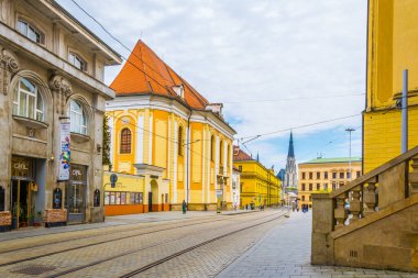 OLOMOUC, CZECH REPUBLIC, 16 Nisan 2016: Çeçenistan 'ın merkezindeki Olomouc Katedrali' nin sonunda Aziz Wencelas Katedrali 'nin görüntüsü.