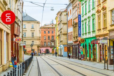 OLOMOUC, CZECH REPUBLIC, 16 Nisan 2016: Çek Cumhuriyeti 'nin Olomouc kentinin merkezinde bir caddenin görüntüsü.