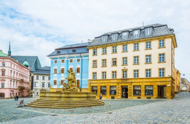 OLOMOUC, CZECH REPUBLIC, 16 Nisan 2016: Çek Cumhuriyeti 'nin Olomouc kentindeki eski bir caddenin görüntüsü.